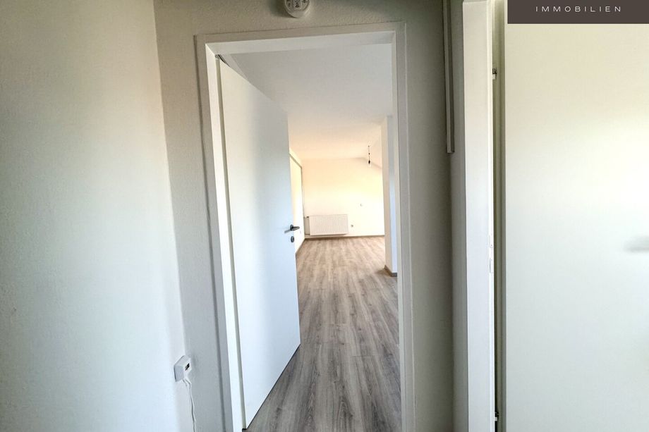 | CHARMANTE DACHGESCHOSSWOHNUNG | HELL & ZENTRAL | 4. OG | IDEAL FÜR SINGLES & STUDENTEN | TOP LAGE | NÄHE UNI