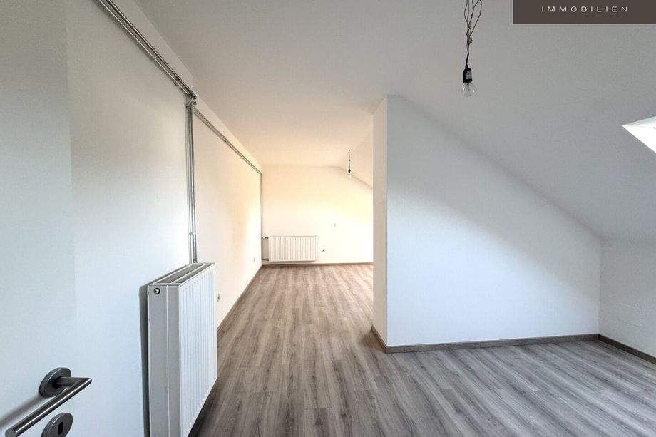 | CHARMANTE DACHGESCHOSSWOHNUNG | HELL & ZENTRAL | 4. OG | IDEAL FÜR SINGLES & STUDENTEN | TOP LAGE | NÄHE UNI