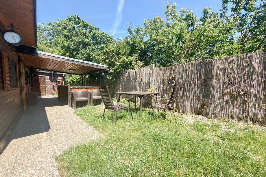 SOMMER - FERIENHAUS IN KLEINGARTENSIEDLUNG - MITTEN IM PRATER - GRÜNRUHELAGE - SWIMMINGPOOL