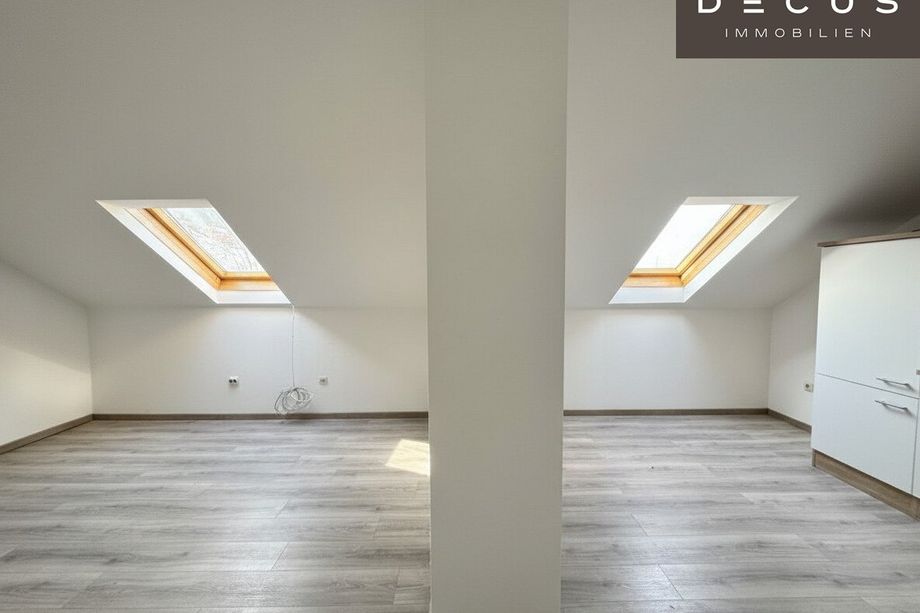 | CHARMANTE DACHGESCHOSSWOHNUNG | HELL & ZENTRAL | 4. OG | IDEAL FÜR SINGLES & STUDENTEN | TOP LAGE | NÄHE UNI