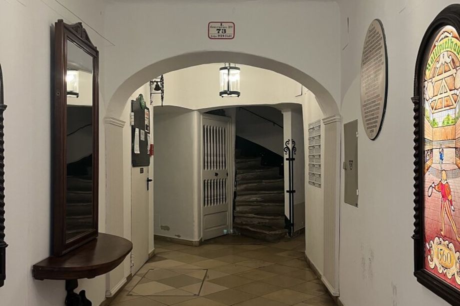 Möblierter Altbaujuwel im Herzen des 1.Bezirkes, charmante 2 Zimmer 51 m² Wohnung, nahe dem idyllischen Franziskaner Platz !