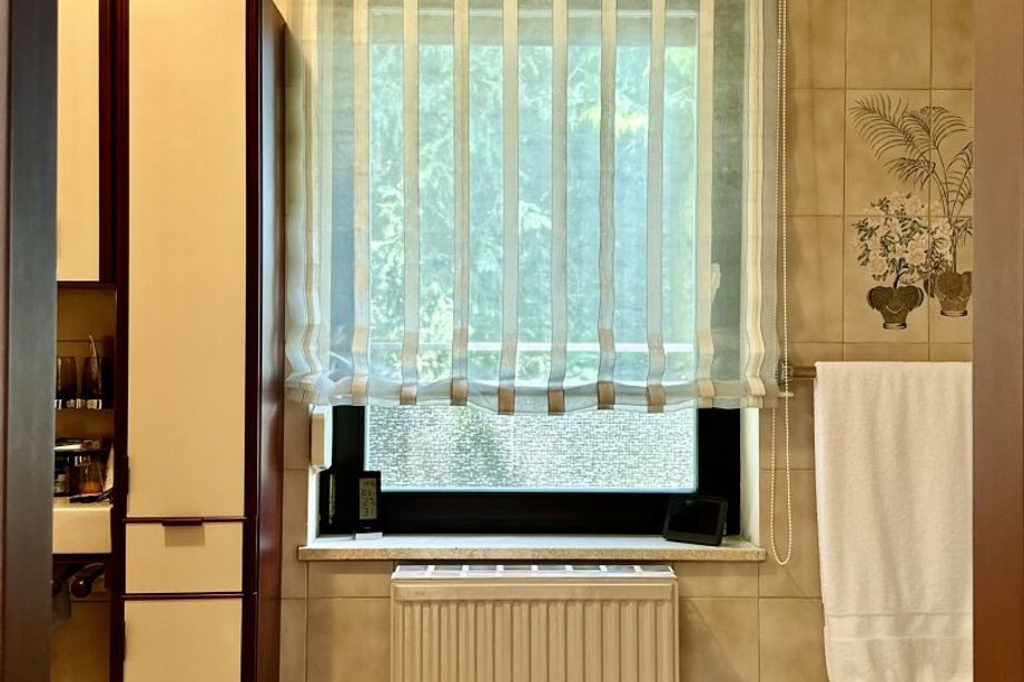 REPRÄSENTATIV, SEHR PRIVAT, VOLLMÖBLIERT /// NEUBAUVILLA MIT GROSSEM GARTEN IN DORNBACH