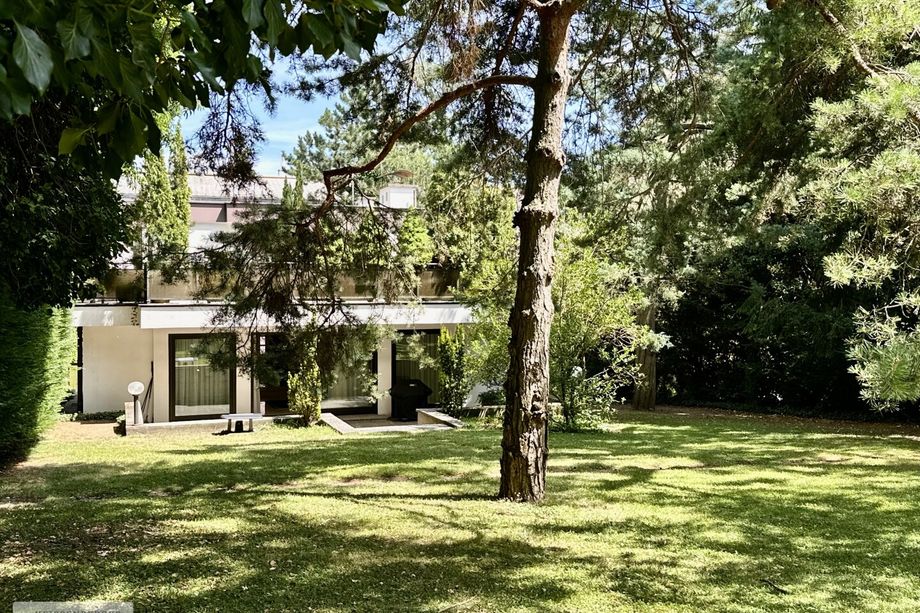 REPRÄSENTATIV, SEHR PRIVAT, VOLLMÖBLIERT /// NEUBAUVILLA MIT GROSSEM GARTEN IN DORNBACH