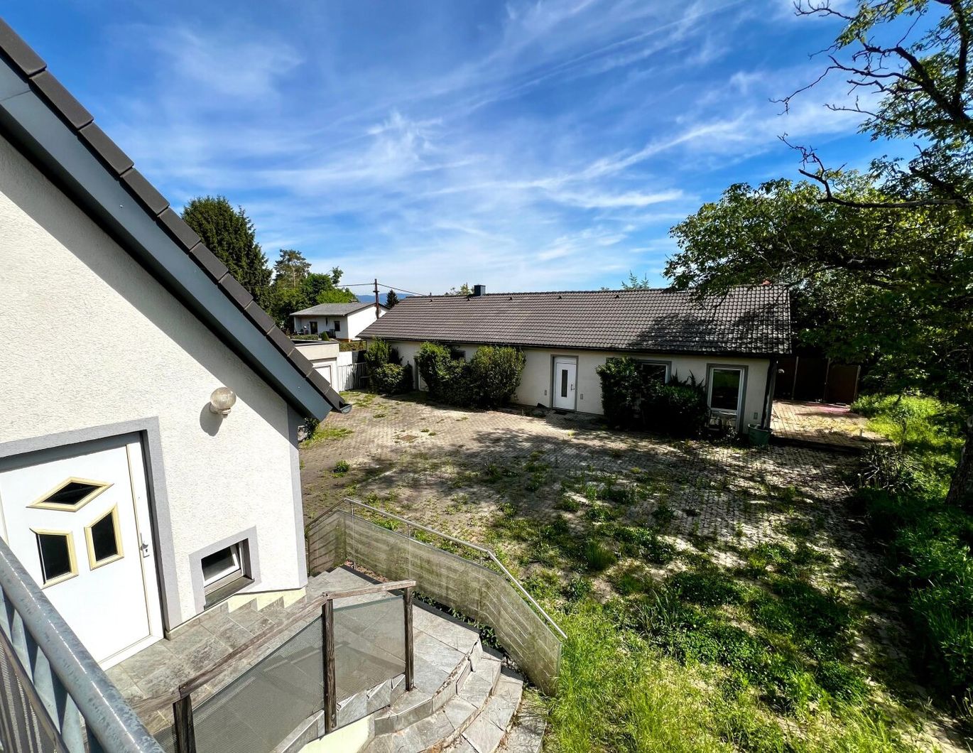 Einfamilienhaus mit großem Nebengebäude auf 1.855m² Bauland - absolute Ruhelage und unverbaubarer Blick!
