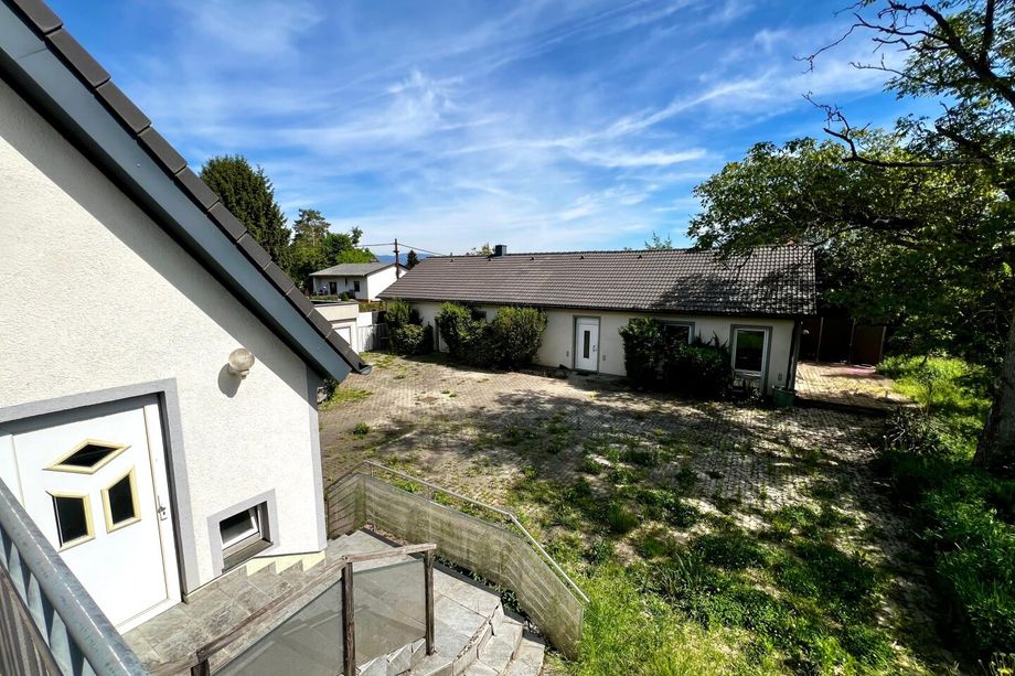 Einfamilienhaus mit großem Nebengebäude auf 1.855m² Bauland - absolute Ruhelage und unverbaubarer Blick!