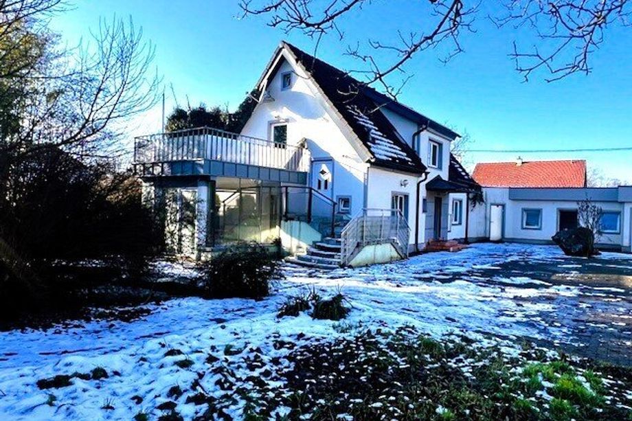 Einfamilienhaus mit großem Nebengebäude auf 1.855m² Bauland - absolute Ruhelage und unverbaubarer Blick!
