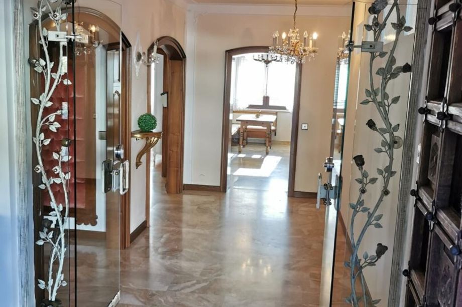 St. Martin-Kreuzbergl: Großzügiges Wohnhaus mit 2 Wohneinheiten und Doppelgarage, Indoorpool mit Wellnessbereich, Südlage, Fernsicht