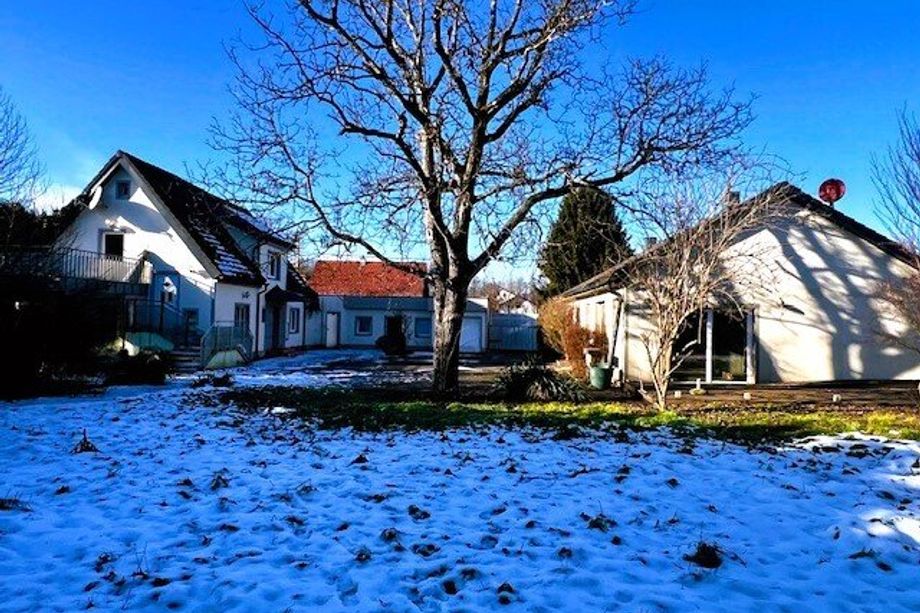 Einfamilienhaus mit großem Nebengebäude auf 1.855m² Bauland - absolute Ruhelage und unverbaubarer Blick!