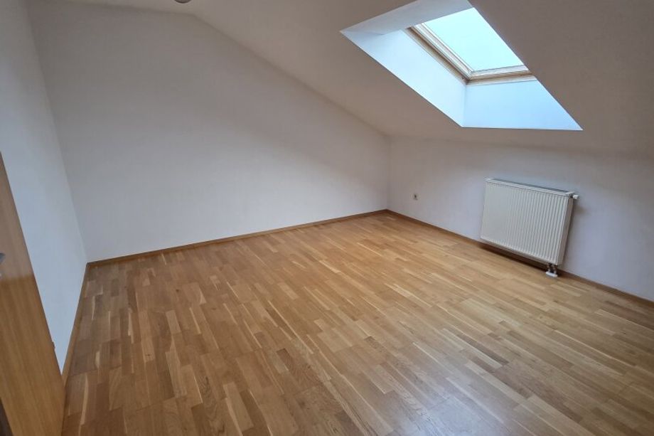 Sehr schöne Dachgeschosswohnung in Wels - 3 Zimmer, Balkon, perfekt für Familein und WG's