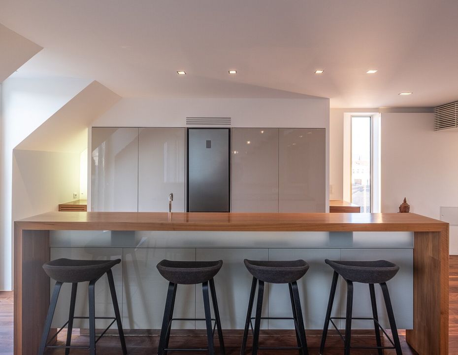 LINZ INNENSTADT. EINDRUCKSVOLLE DACHGESCHOSSWOHNUNG MIT KAMIN UND WEITSICHT.
