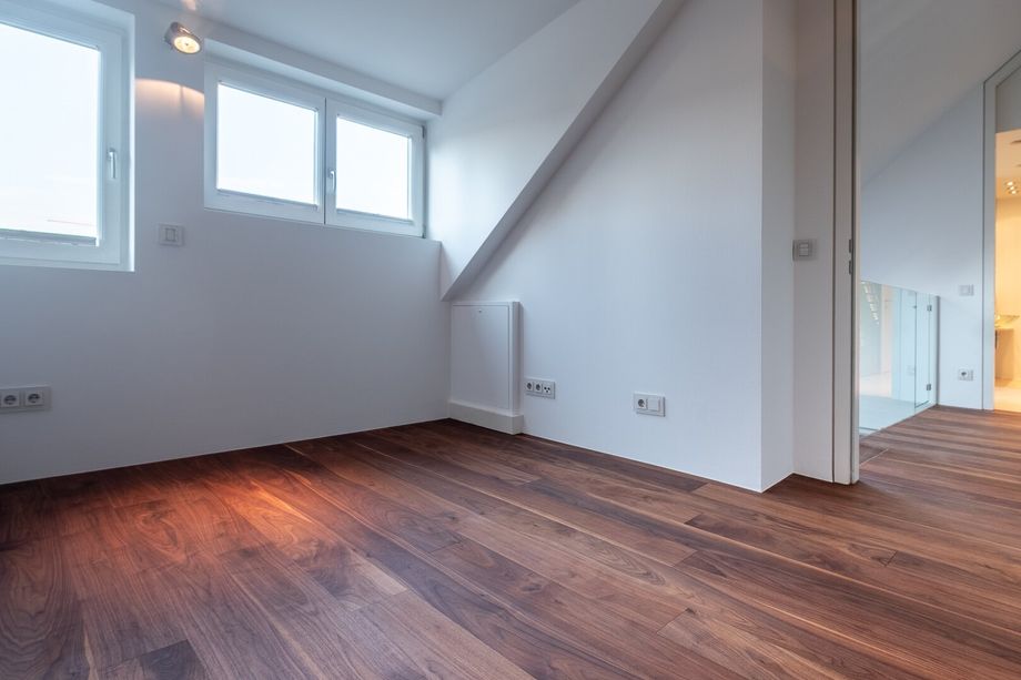 LINZ INNENSTADT. EINDRUCKSVOLLE DACHGESCHOSSWOHNUNG MIT KAMIN UND WEITSICHT.