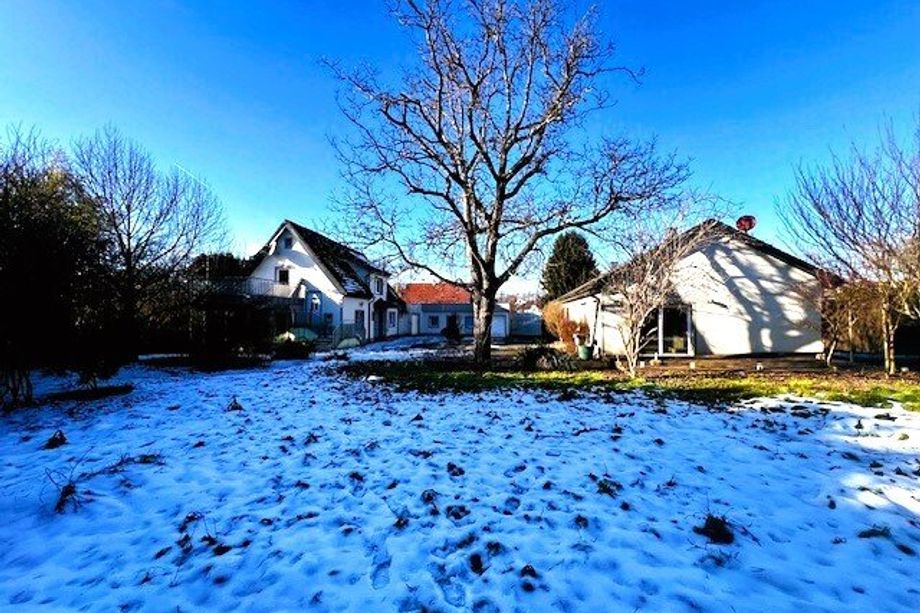 Einfamilienhaus mit großem Nebengebäude auf 1.855m² Bauland - absolute Ruhelage und unverbaubarer Blick!