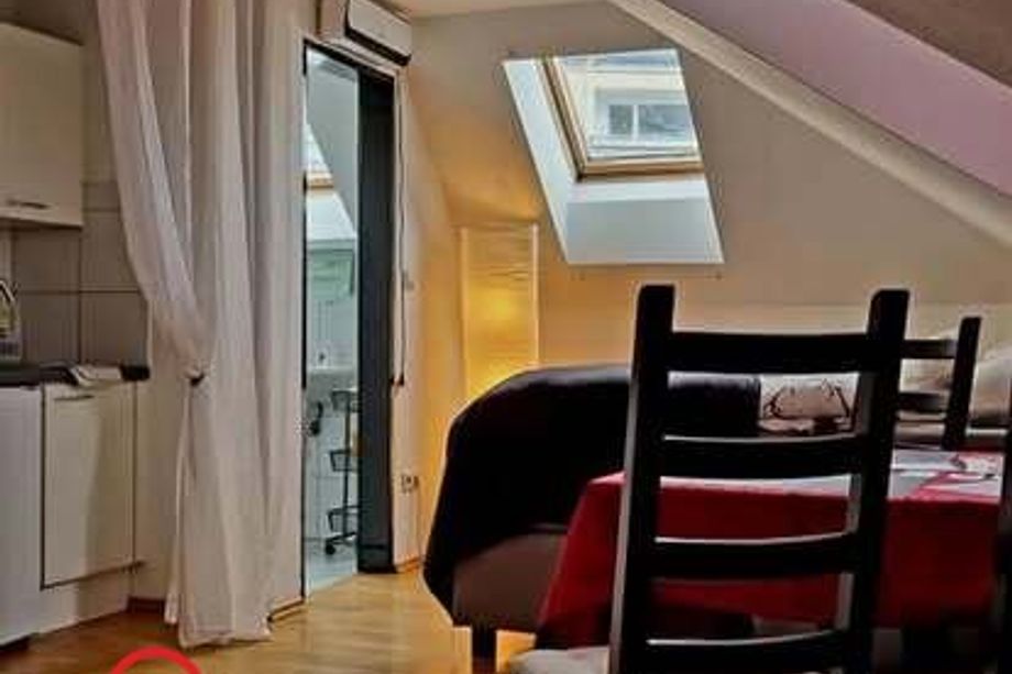 Kompaktes Wohnhaus mit 6 Kleinwohnungen - Anlageobjekt/Mitarbeiterwohnhaus in zentraler Stadtlage