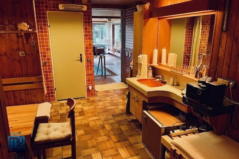 St. Martin-Kreuzbergl: Großzügiges Wohnhaus mit 2 Wohneinheiten und Doppelgarage, Indoorpool mit Wellnessbereich, Südlage, Fernsicht