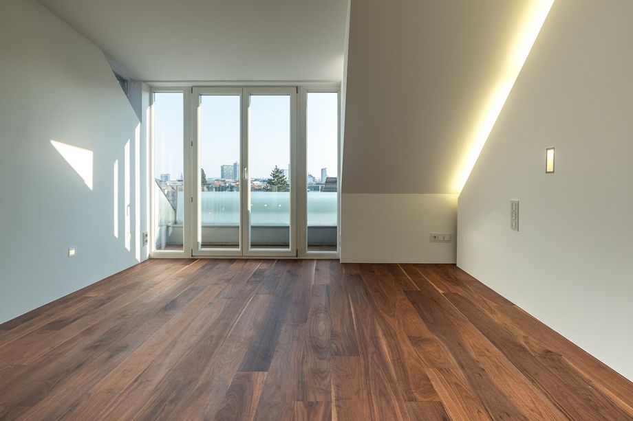 LINZ INNENSTADT. EINDRUCKSVOLLE DACHGESCHOSSWOHNUNG MIT KAMIN UND WEITSICHT.