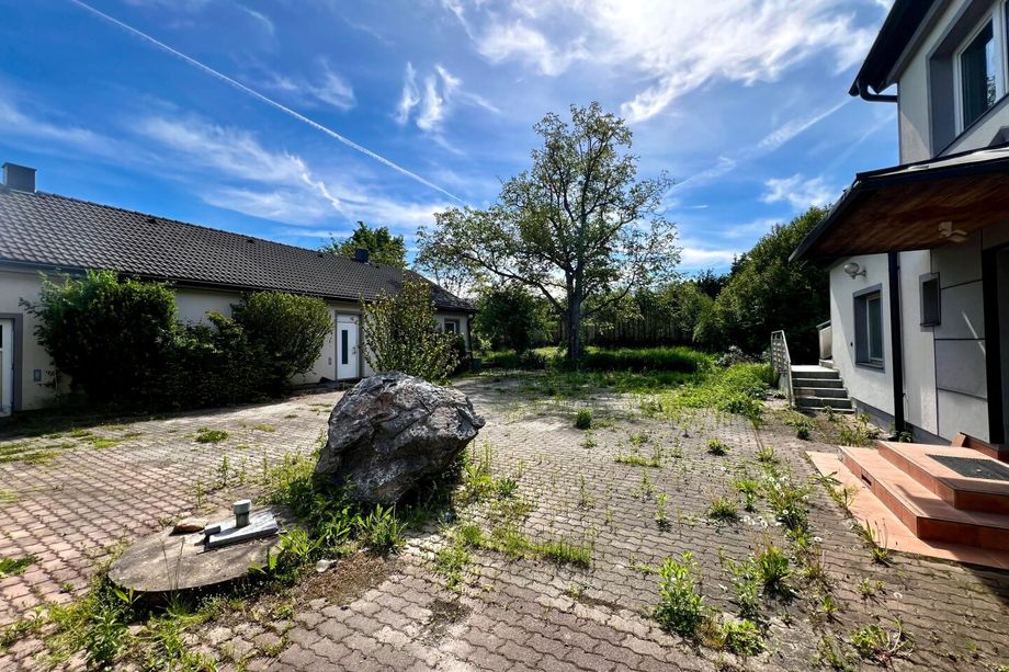 Einfamilienhaus mit großem Nebengebäude auf 1.855m² Bauland - absolute Ruhelage und unverbaubarer Blick!
