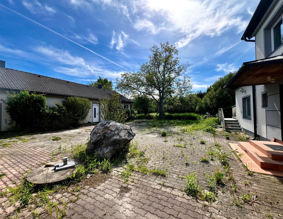 Einfamilienhaus mit großem Nebengebäude auf 1.855m² Bauland - absolute Ruhelage und unverbaubarer Blick!