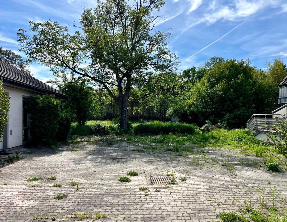 Einfamilienhaus mit großem Nebengebäude auf 1.855m² Bauland - absolute Ruhelage und unverbaubarer Blick!