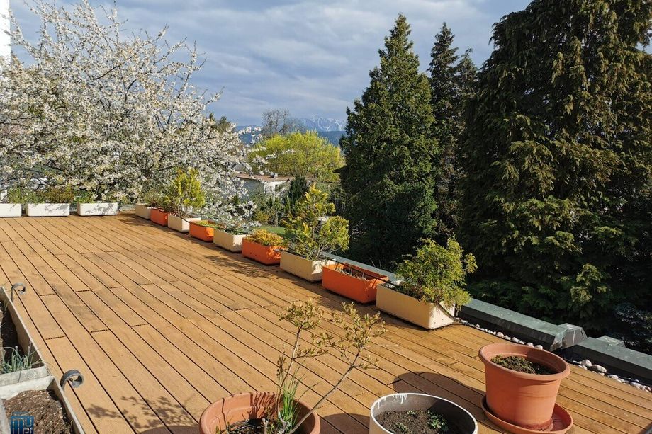 St. Martin-Kreuzbergl: Großzügiges Wohnhaus mit 2 Wohneinheiten und Doppelgarage, Indoorpool mit Wellnessbereich, Südlage, Fernsicht