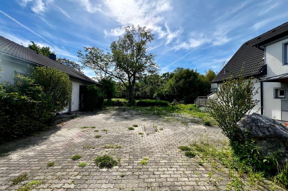 Einfamilienhaus mit großem Nebengebäude auf 1.855m² Bauland - absolute Ruhelage und unverbaubarer Blick!