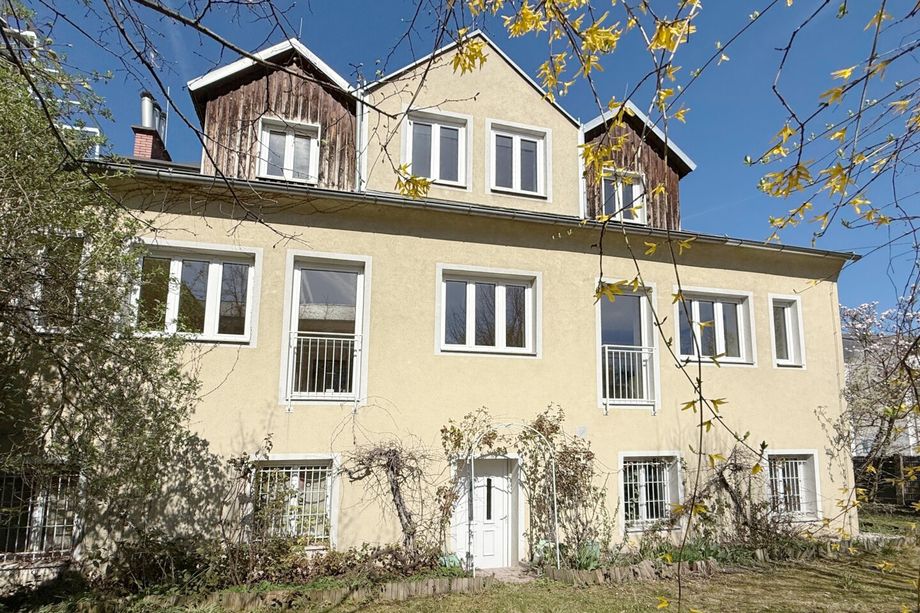 Großzügiges Wohnhaus mit 10 Zimmern Nähe Bahnhof