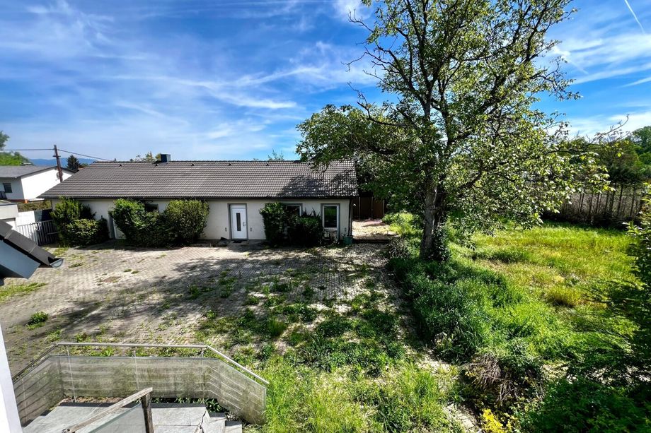 Einfamilienhaus mit großem Nebengebäude auf 1.855m² Bauland - absolute Ruhelage und unverbaubarer Blick!