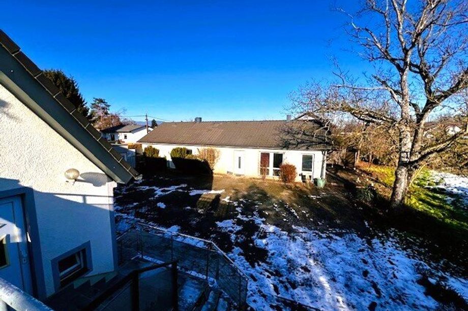 Einfamilienhaus mit großem Nebengebäude auf 1.855m² Bauland - absolute Ruhelage und unverbaubarer Blick!