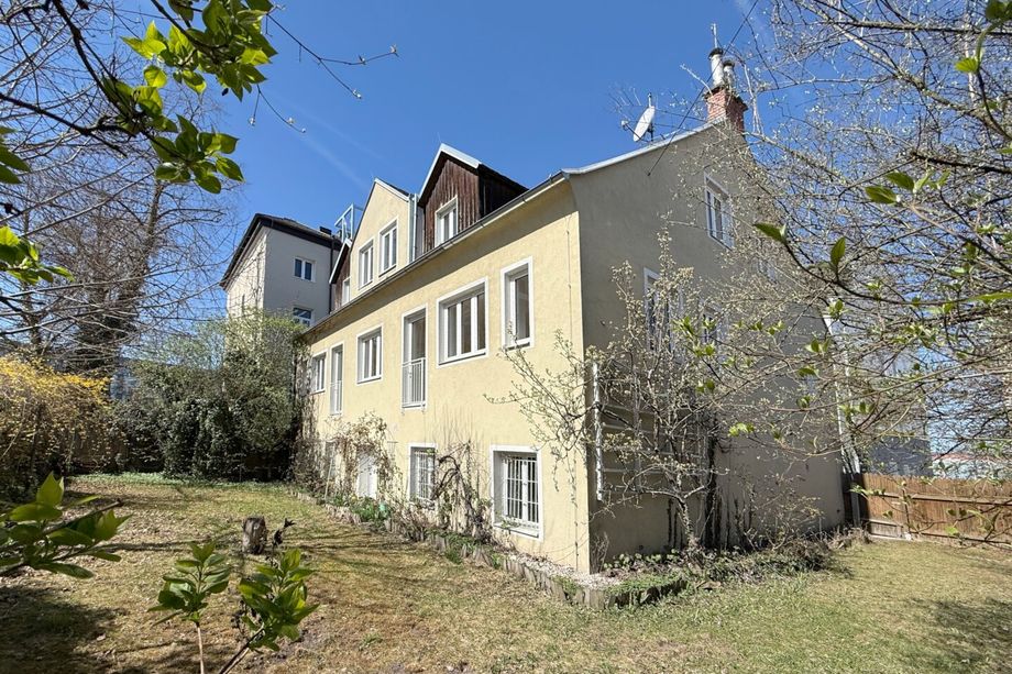 Großzügiges Wohnhaus mit 10 Zimmern Nähe Bahnhof