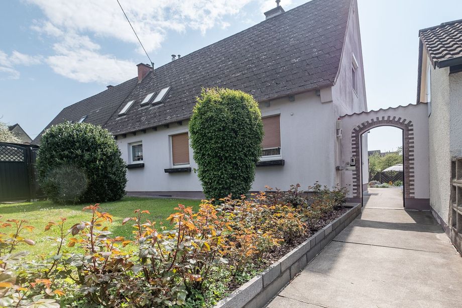 KEFERFELD. GEWINNENDE DOPPELHAUSHÄLFTE MIT GROSSEM GARTEN.
