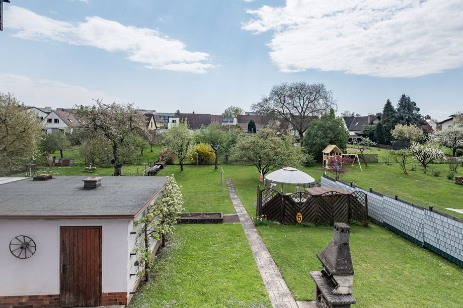 KEFERFELD. GEWINNENDE DOPPELHAUSHÄLFTE MIT GROSSEM GARTEN.