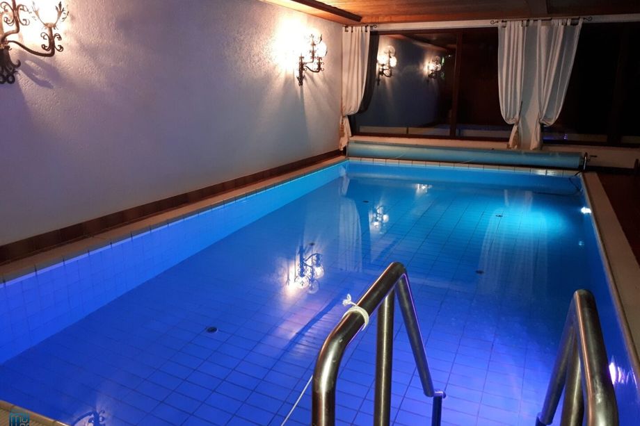 St. Martin-Kreuzbergl: Großzügiges Wohnhaus mit 2 Wohneinheiten und Doppelgarage, Indoorpool mit Wellnessbereich, Südlage, Fernsicht