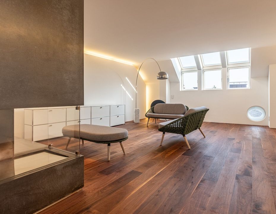 LINZ INNENSTADT. EINDRUCKSVOLLE DACHGESCHOSSWOHNUNG MIT KAMIN UND WEITSICHT.