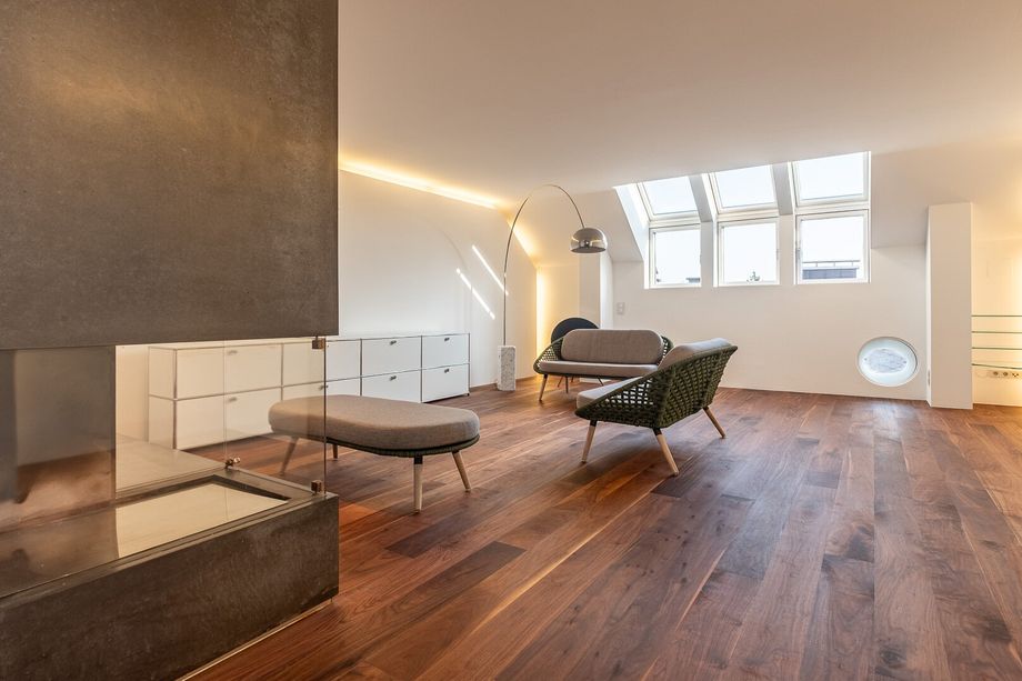 LINZ INNENSTADT. EINDRUCKSVOLLE DACHGESCHOSSWOHNUNG MIT KAMIN UND WEITSICHT.