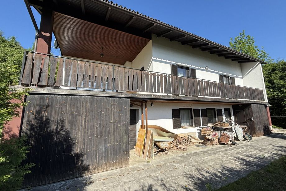 Sanierungsbedürftiges Haus mit Traumaussicht
