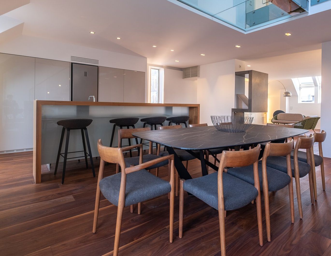 LINZ INNENSTADT. EINDRUCKSVOLLE DACHGESCHOSSWOHNUNG MIT KAMIN UND WEITSICHT.