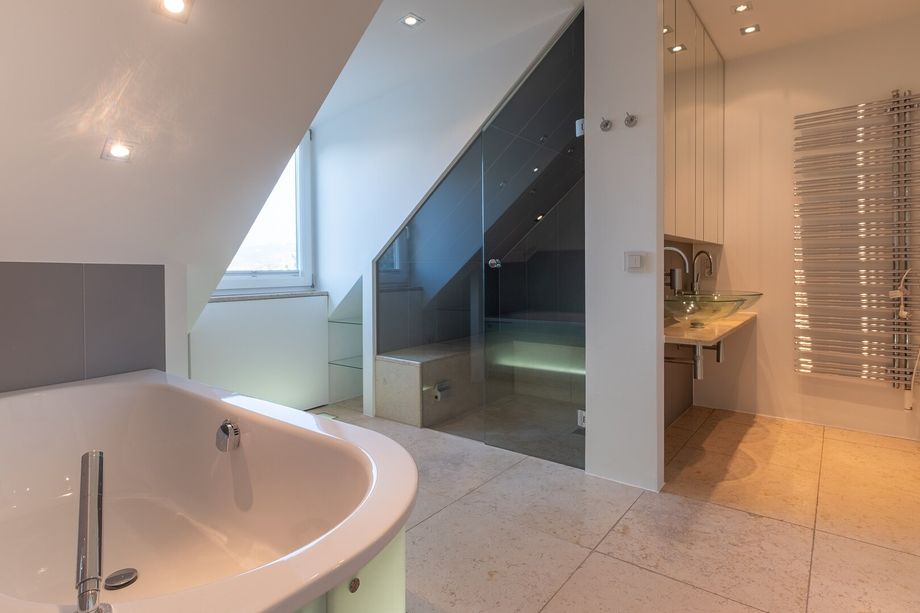 LINZ INNENSTADT. EINDRUCKSVOLLE DACHGESCHOSSWOHNUNG MIT KAMIN UND WEITSICHT.
