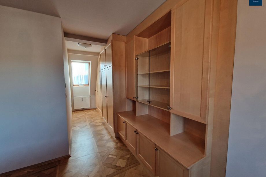 Jakoministraße 17/10 - Teilmöblierte sonnige Maisonette mit einer großzügigen sonnigen Dachterrasse und Carport in zentraler Lage