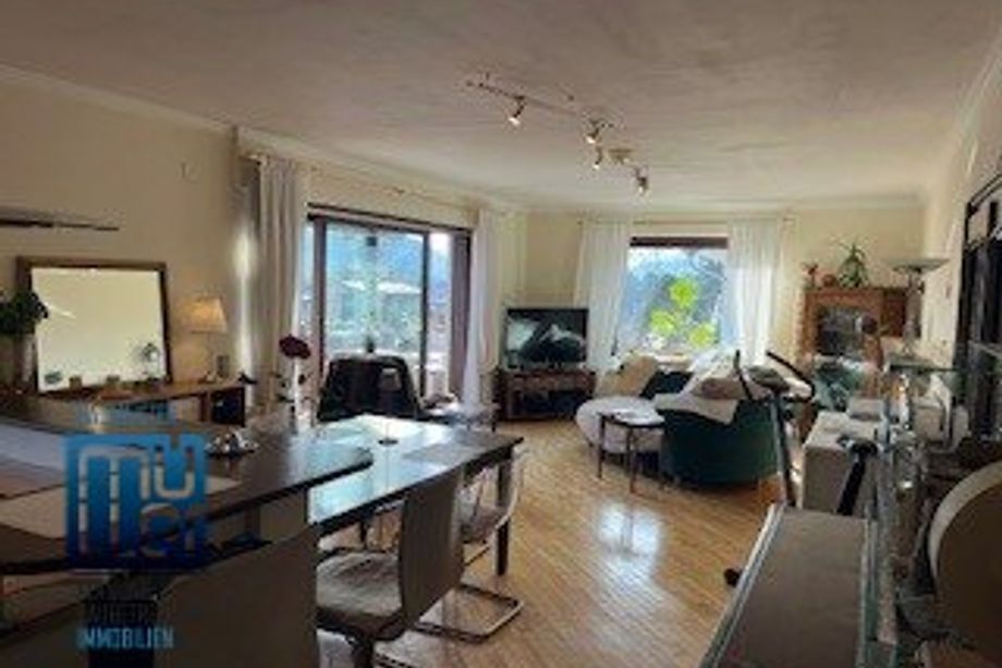 St. Martin-Kreuzbergl: Großzügiges Wohnhaus mit 2 Wohneinheiten und Doppelgarage, Indoorpool mit Wellnessbereich, Südlage, Fernsicht