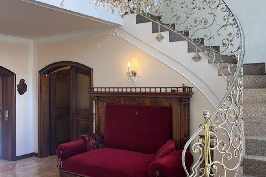 St. Martin-Kreuzbergl: Großzügiges Wohnhaus mit 2 Wohneinheiten und Doppelgarage, Indoorpool mit Wellnessbereich, Südlage, Fernsicht