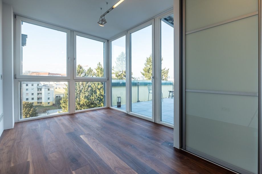 LINZ INNENSTADT. EINDRUCKSVOLLE DACHGESCHOSSWOHNUNG MIT KAMIN UND WEITSICHT.