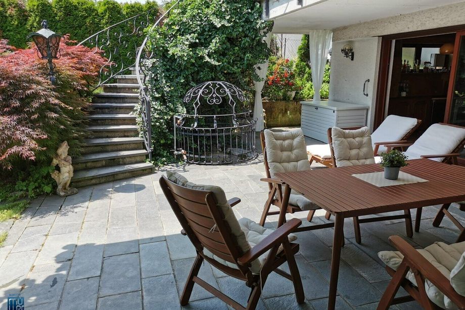 St. Martin-Kreuzbergl: Großzügiges Wohnhaus mit 2 Wohneinheiten und Doppelgarage, Indoorpool mit Wellnessbereich, Südlage, Fernsicht