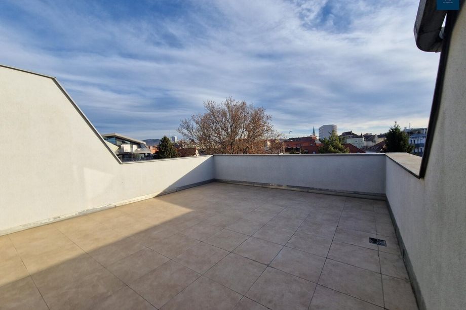 Jakoministraße 17/10 - Teilmöblierte sonnige Maisonette mit einer großzügigen sonnigen Dachterrasse und Carport in zentraler Lage