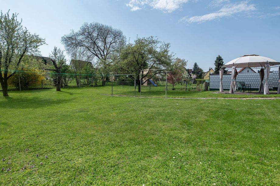 KEFERFELD. GEWINNENDE DOPPELHAUSHÄLFTE MIT GROSSEM GARTEN.