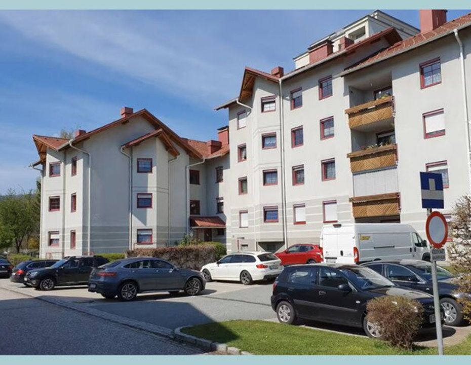 KLEINES GLÜCK IN GROßER WOHNUNG