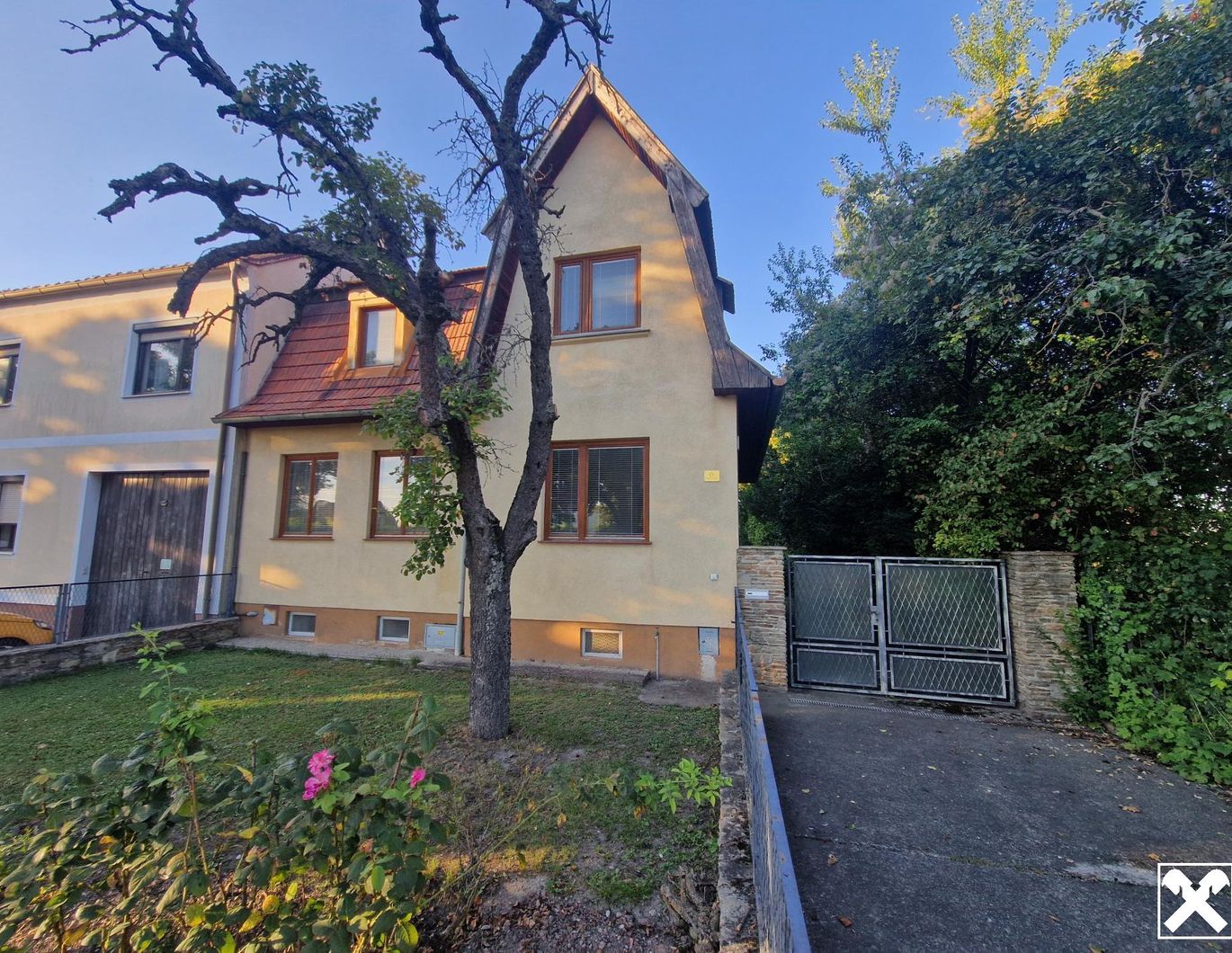 SANIERUNGSBEDÜRFTIGES LANDHAUS MIT TRAUMHAFTEM GARTEN SAMT ALTBAUMBESTAND IN ALLERBESTER WOHN- UND ZENTRUMSLAGE VON KIRCHBERG AM WAGRAM
