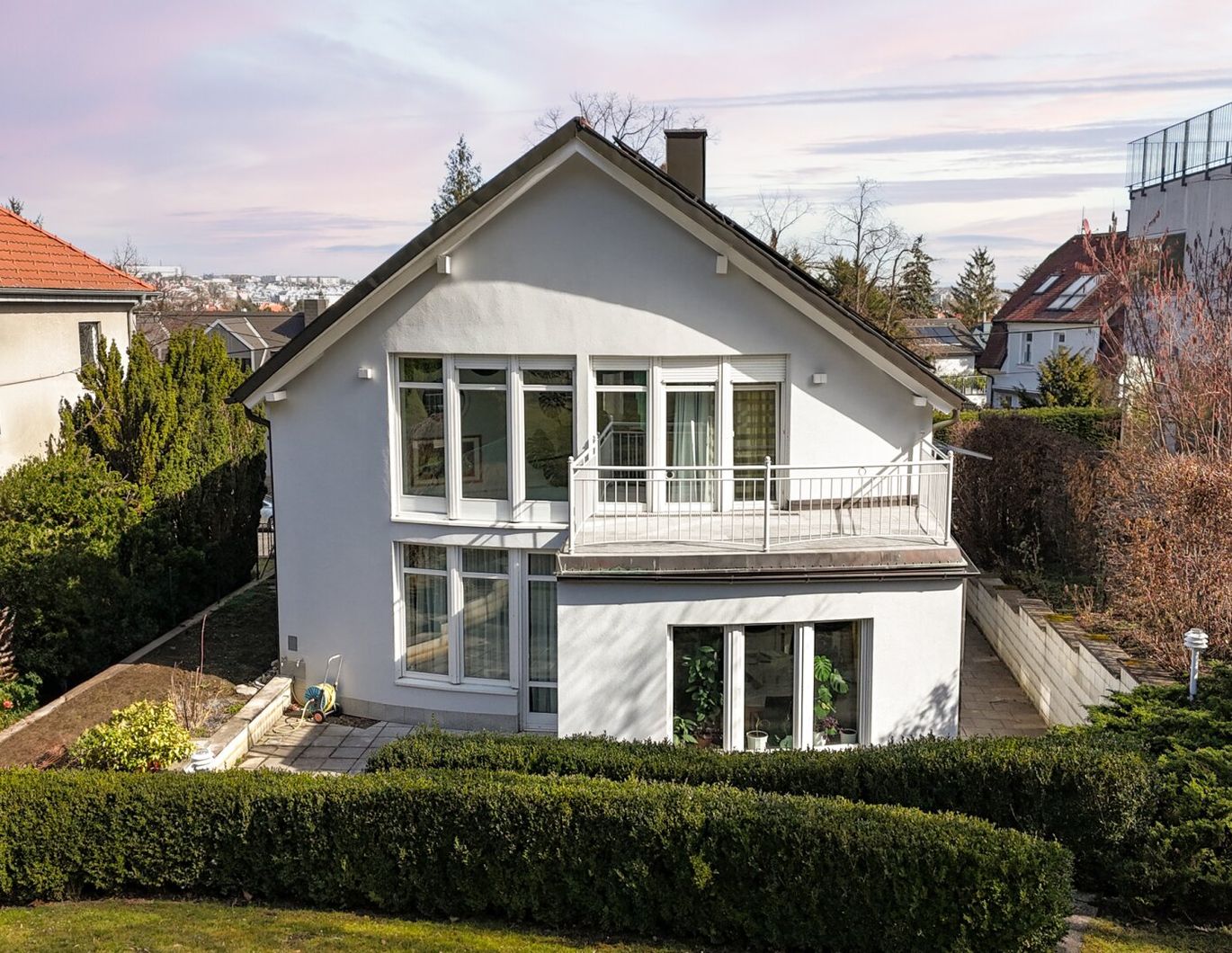 NEUBAU VILLA AUS 1997 II ROTER BERG II GARAGE II SAUNA II NEUE PV-ANLAGE II 6 ZIMMER II 4 BÄDER II 54m² WOHNZIMMER MIT KAMIN II 2 TERRASSEN II BALKON II GARTEN II GROSSER KELLER