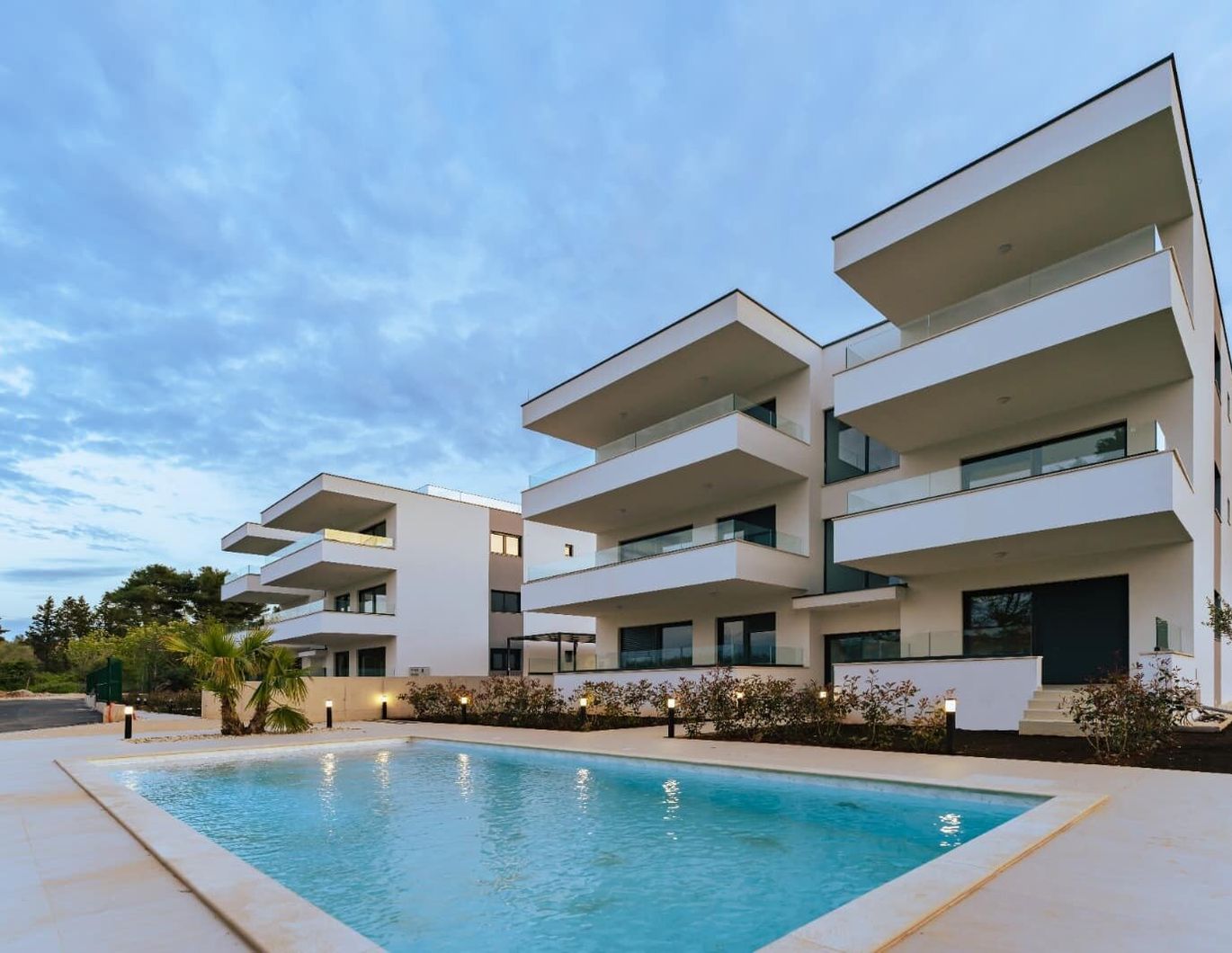 Luxuriöse, voll ausgestattete 3-Zimmer-Apartments/Terrasse/Garten/TG-Platz und Privatpool!