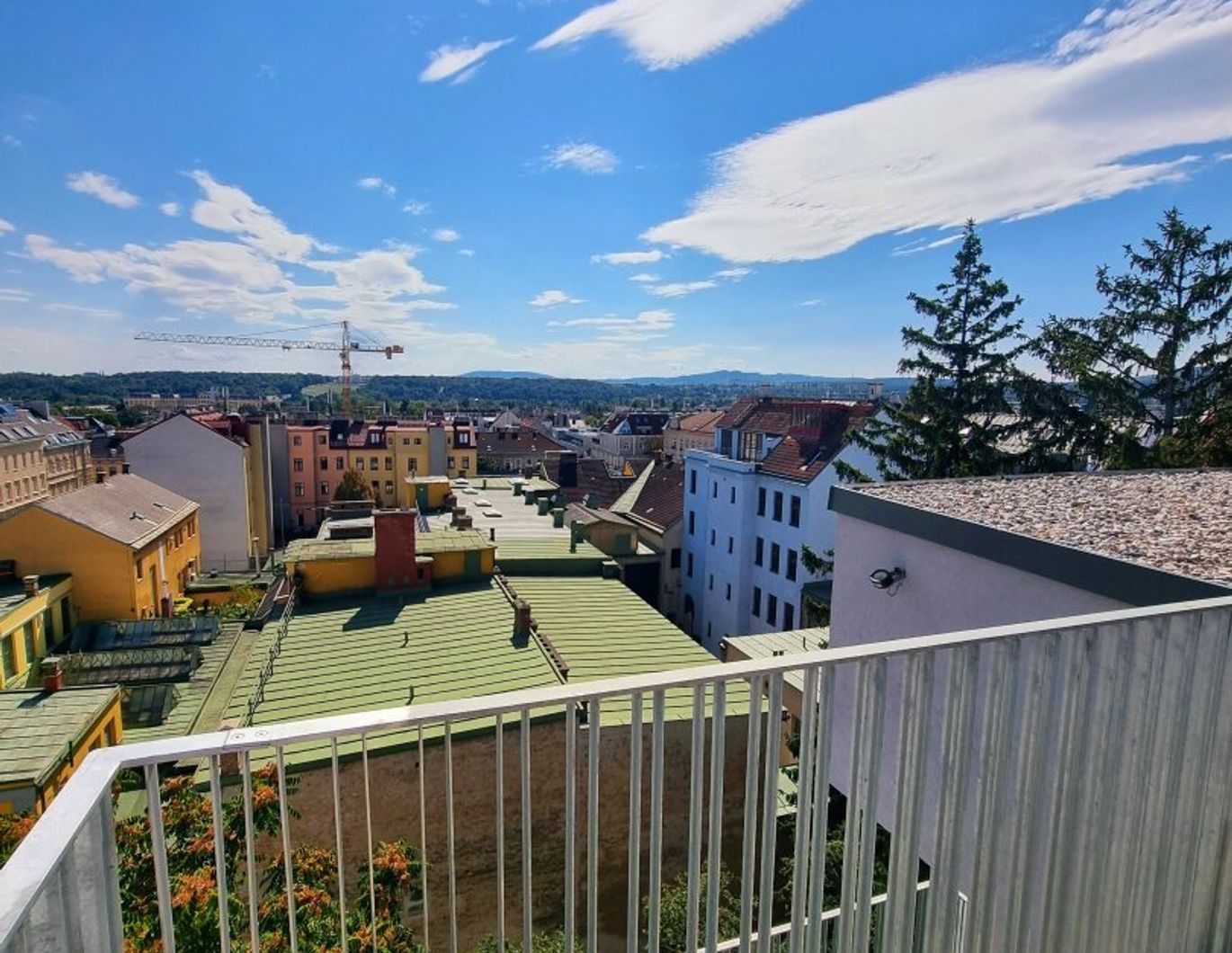 Wohnen mit Schlossblick! Exklusive Dachgeschoss-Perle mit viel Grün und Privatsphäre + 3 Zimmer + Nachhaltige Erdwärme + Höchste Qualität!