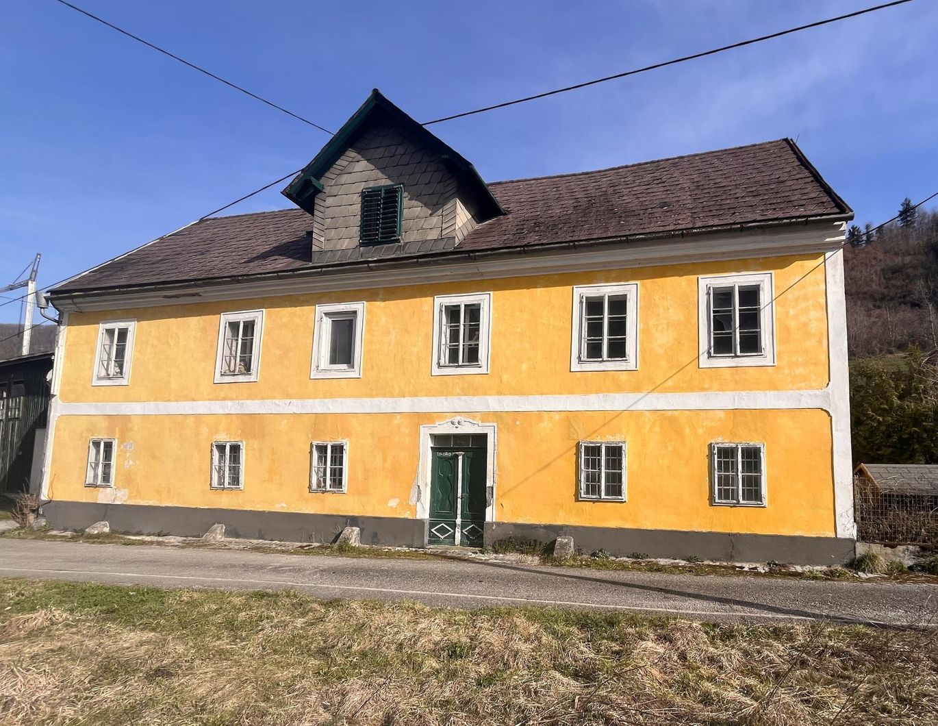 Stark sanierungsbedürftiges Haus