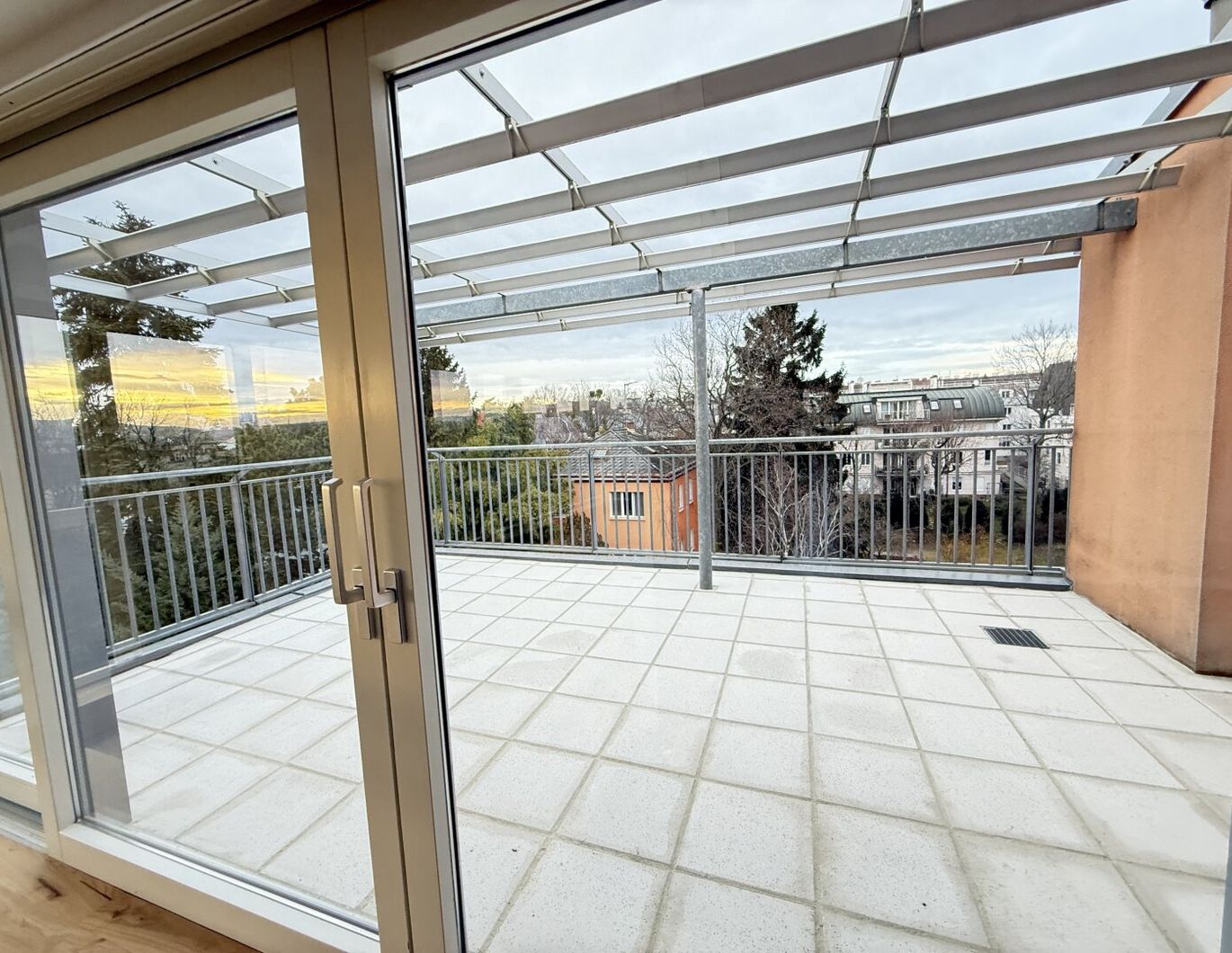 Freifläche auf zwei Terrassen mit Schönbrunnblick und Blick auf Steinhofkirche: neu sanierte und klimatisierte 2-Zimmer-Wohnung!